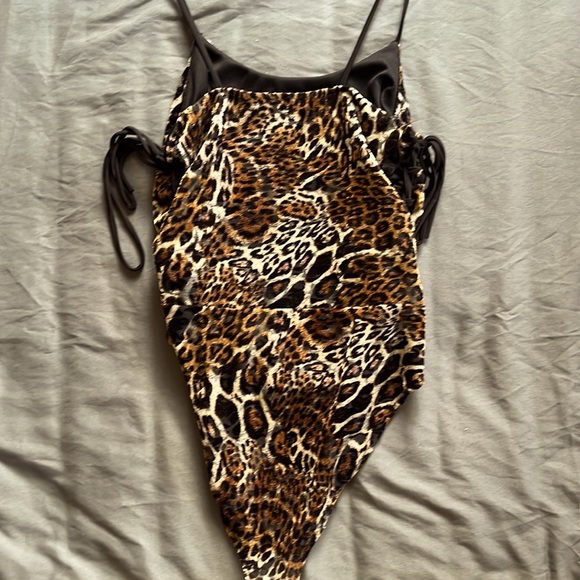 FASHION NOVA Women’s Medium NWOT Brown Velvet Animal Print Bodysuit. - Picture 5 of 7